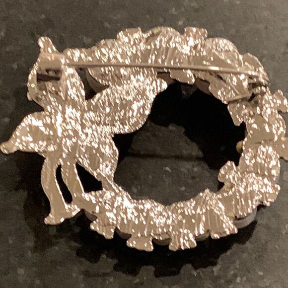 Vintage Style Circle Lapel Pin - Butterfly & Faux Pearl Brooch, Silver Tone Gift - Picture 7 of 9